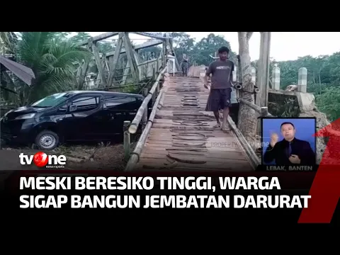 Warga Bangun Jembatan Darurat di Sungai Cimandur
