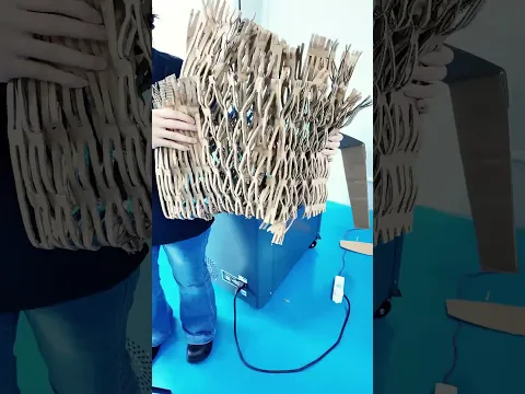 Was machen Sie mit Abfall? Probieren Sie den Kartonzerkleinerer. Produzieren Sie Verpackungsmaterial selbst,