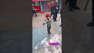 احلى تحية ممكن اشوفها طفل عراقي يؤدي التحية العسكرية باستخدام عصا التبختر ضباط العراق 