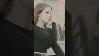 ابتسم وانا حزين في وجيه العابرين دندنها