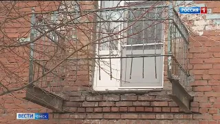 В Омске разбираются в причинах обрушения балкона в одном из жилых домов