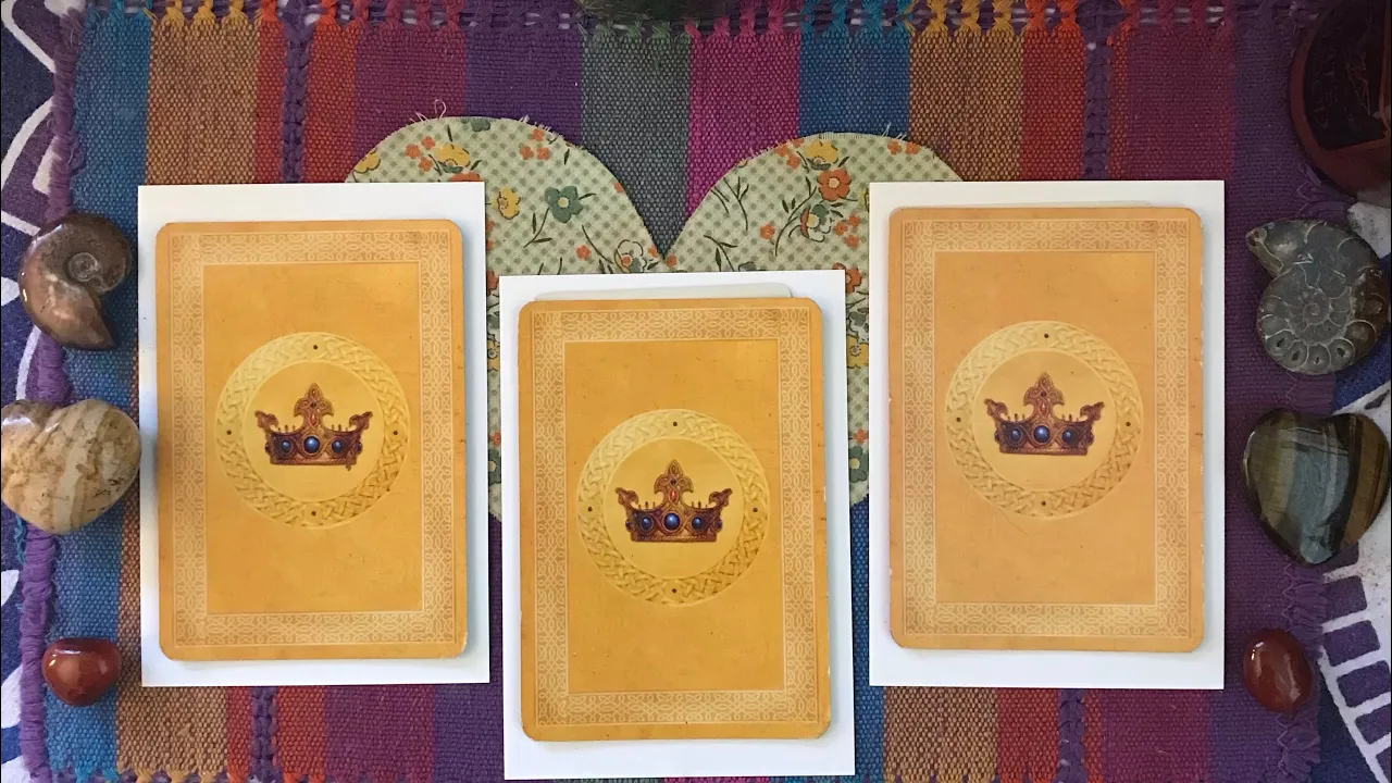 🔮😍Pick a pile LOVE 💕 reading- and what you need to do to attract your person 🥰😍😎