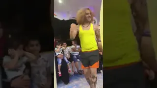 شاب يرقص بطريقة مثيرة في مركب نيلي براس البر 