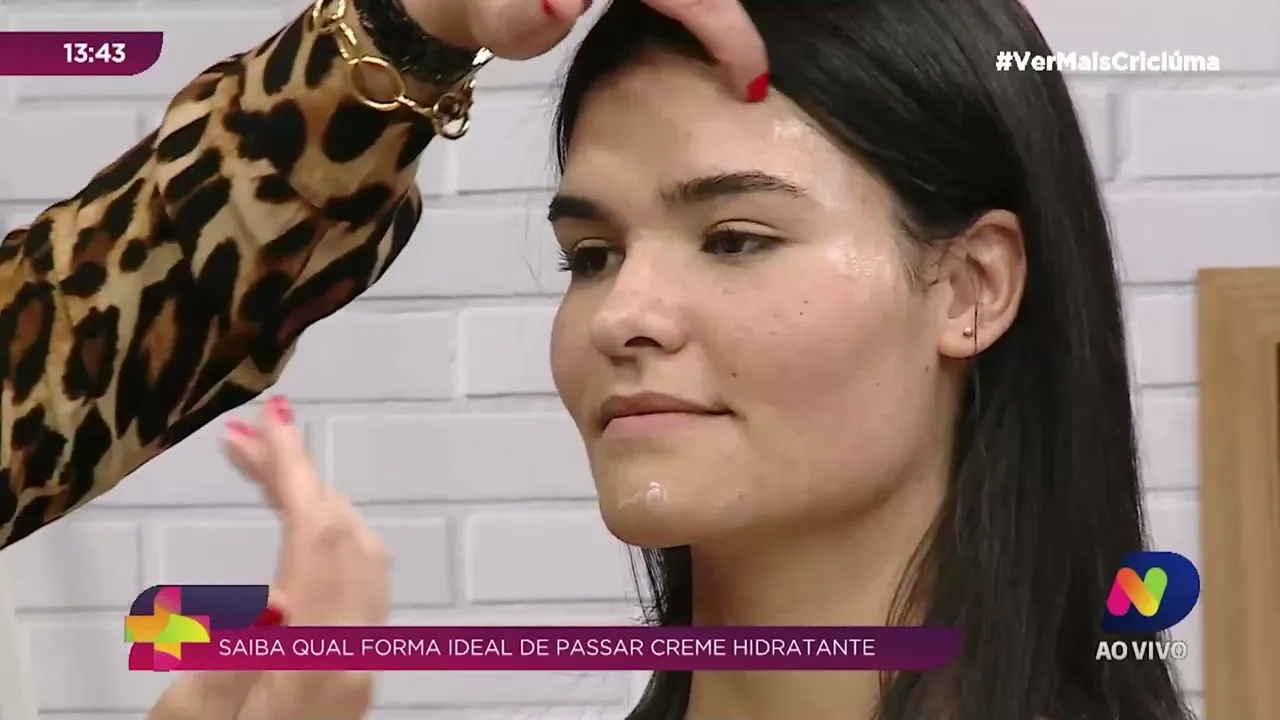 Ver Mais Transformação: saiba a forma ideal de passar creme hidratante