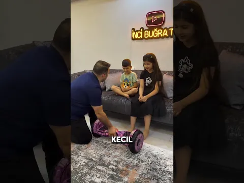 Ayah menghadiahkan skuter untuk anak laki-lakinya.