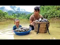 Download Lagu Single mother: Harvesting clams to sell at the market - Cooking nutritious porridge
