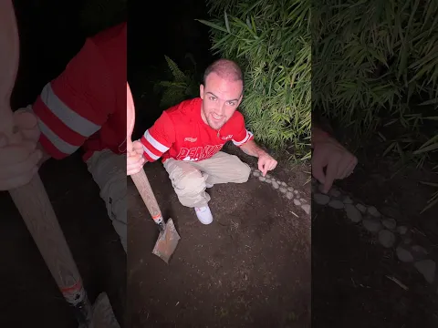Enterré a Dios en su jardín?! 😱🤯