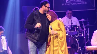 اكرم حسني يقبل رأس هلا رشدي بعد اغنية ستو انا و اسماعيل فرغلي يقدم الحفل دندنها