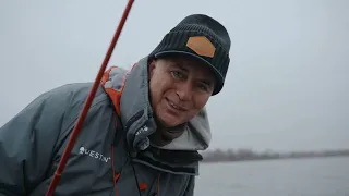 GROTE BAARS VANGEN IN DE WINTER DOE JE ZO FT LUC COPPENS