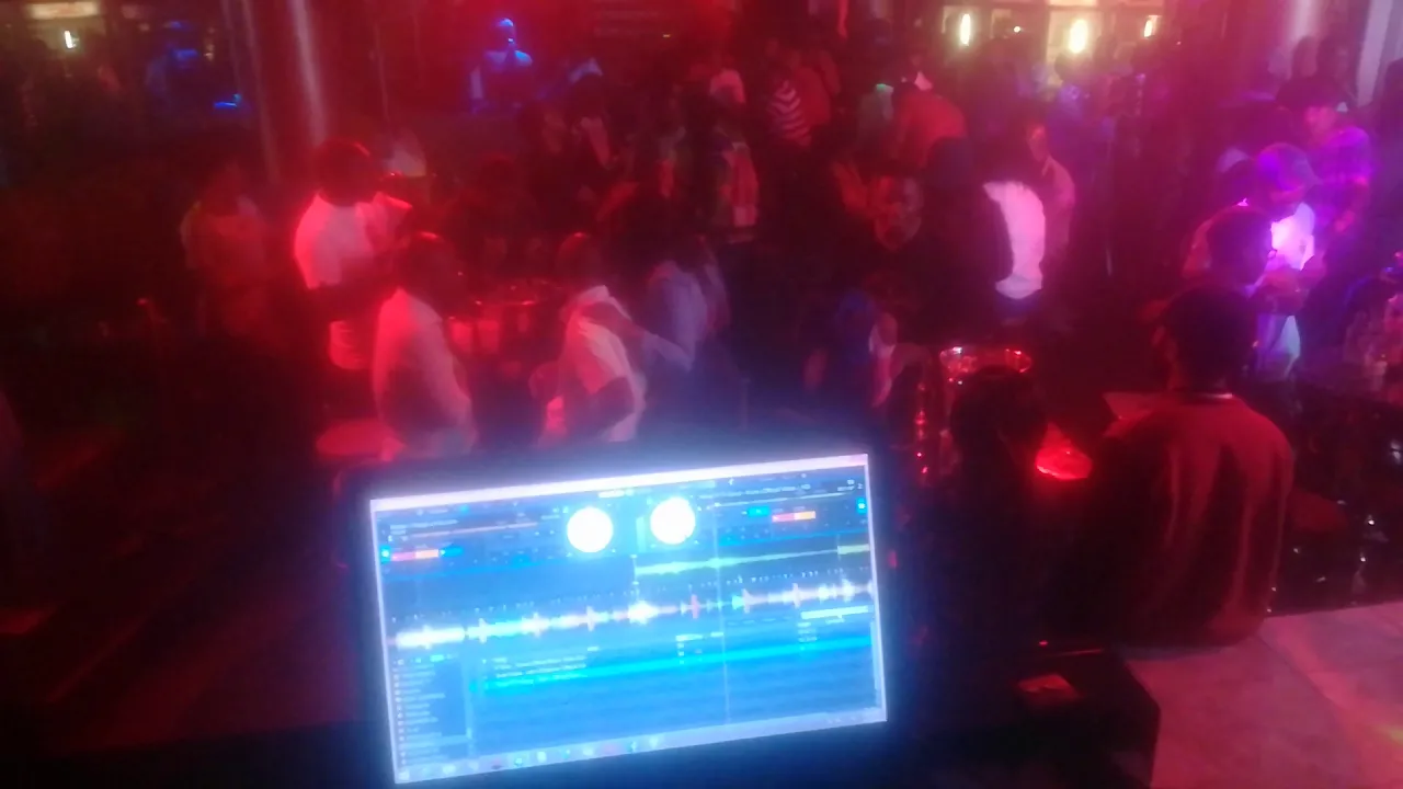 Asy Arz plays ishan ft ti Gonzi "Kure" at club connect Harare