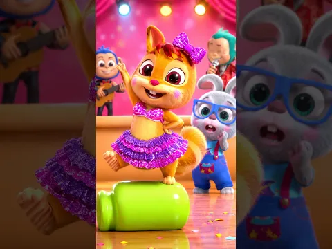 ¡La Ardilla Casi Cae en Pleno Show! 😱🐿️ #SquirrelShow #BottlePrank #StageSurprise #FunnyPerformance