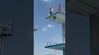 شوف الرجالة وهما بينطو قفزة الثقة 