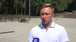 В сквере на Волгоградской установили семиметровую ель и начали монтировать большую сцену