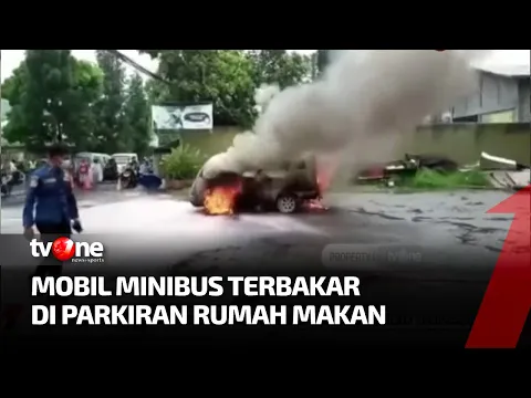 Minibus Terbakar di Parkiran Rumah Makan, Menarik Perhatian Pengendara Lain