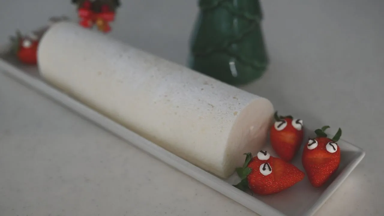 White Roll Cake & Funny Face Strawberries   How to make Roll Cake for Christmas Day
