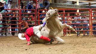 AYUDEN AL JINETE LE CAYO EN EL PIE GRITARON DEL PUBLICO!!
