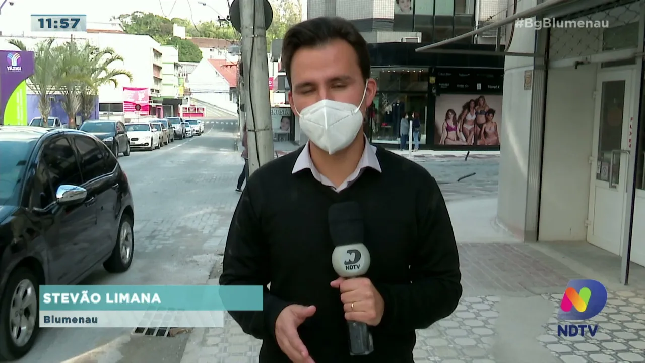 Motorista perde controle e carro invade joalheria no centro de Blumenau