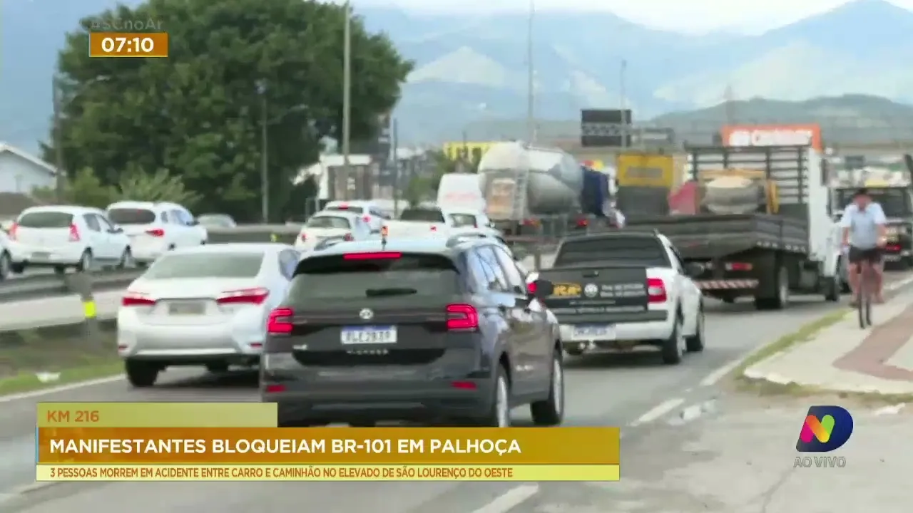 Manifestantes voltam a bloquear a BR-101, em Palhoça, na manhã desta segunda-feira