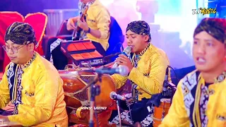 a pair of teenagers fall in love noble love koes plus voc andhi odang