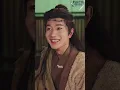 饑荒年官府強制發媳婦，兵爺逼他至少挑一個，他竟大手一揮三個全都要！誰知他剛穿越就激活亂世梟雄系統，兩千顆虎陽丹加無限軍弩，一顆丹增兩千五百斤神力，從災民一路殺成開國皇帝！