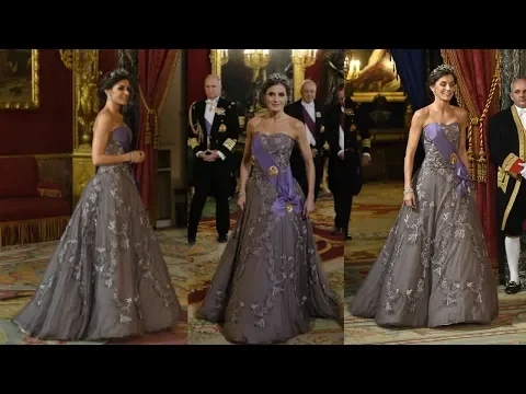 Download MP3 REINA LETIZIA en la Cena de Gala con vestido gris lavanda con bordados florales de FELIPE VARELA