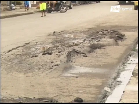 Moradores de las calles Venezuela y la 35 denuncian calzada dañada por paso de buses