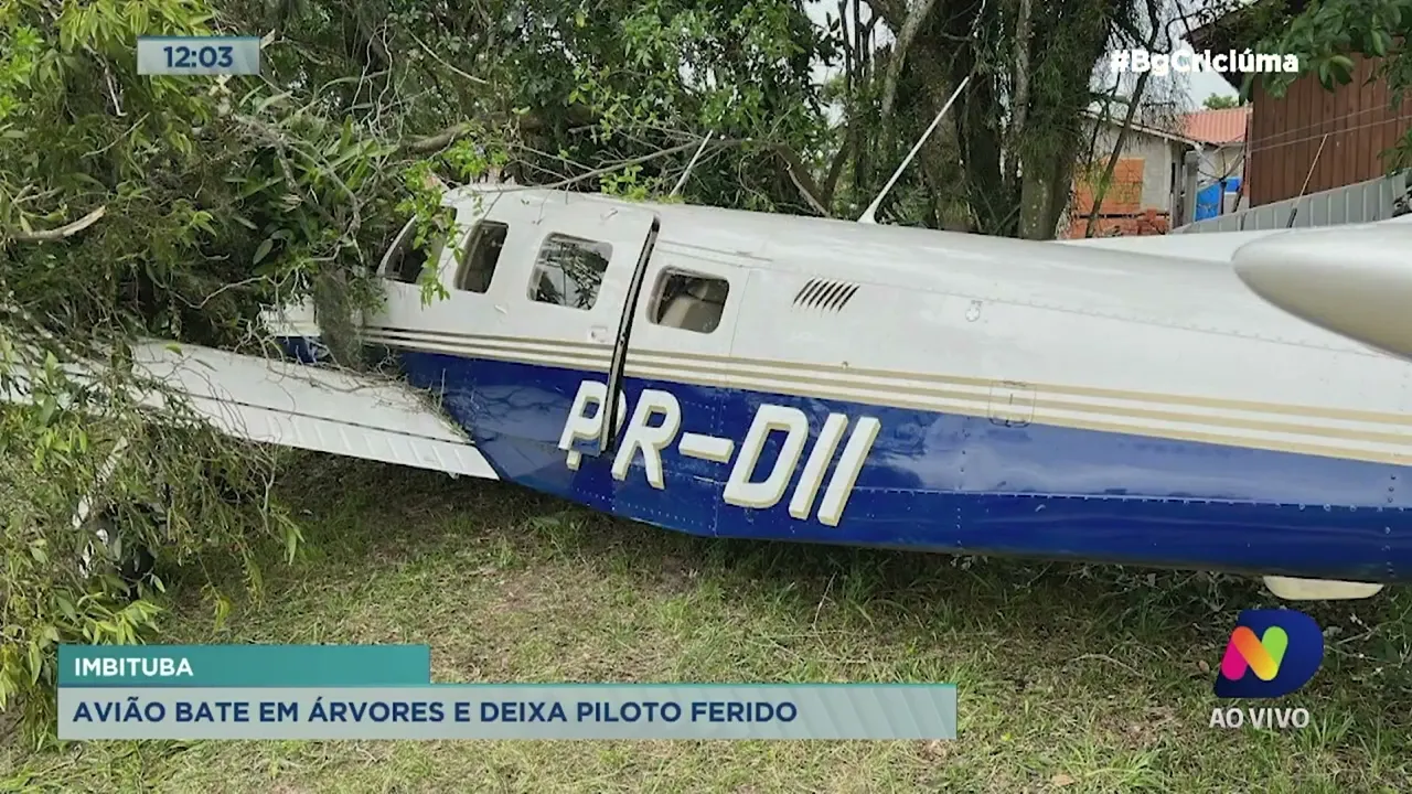 Avião bate em árvore na hora do pouso e deixa piloto ferido em Imbituba