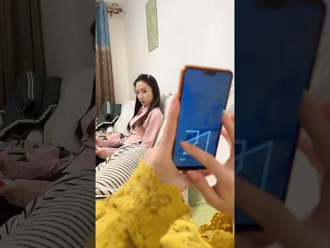 偷窥闺蜜的密码,看看她男友长什么样,结局万万没想到#funny #搞笑 this video just for entertainment