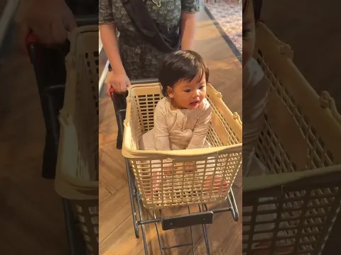 Fara happy banget diajak ke supermarket mau nyari jajanan bareng papa Frans dan mama indah