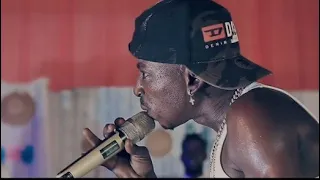 black camaru is here again rap performance on stage fans begins 2 hail him as he pull of his shirt
