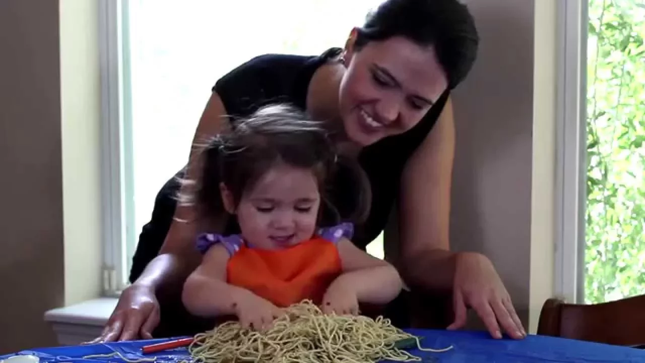 Help Your Kids With Food Textures Through Play [Sensory Play Spaghetti]