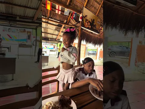 Isabella casi le echa la carne a firulais