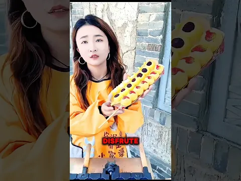 “¡La sirena preparó un pastel de frutos rojos y gelatina para una niña! 🧜♀️🎂#shorts
