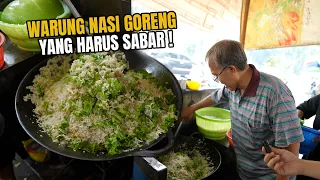 DATANGIN WARUNG NASI GORENG YG MESTI SABAR NUNGGU MASAKNYA!
