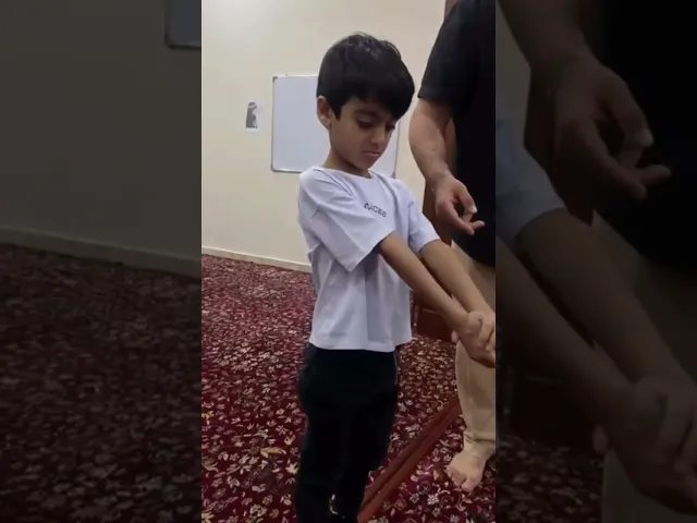 ⁣طلاب تعليم الصلاة وهم يؤدون التحية للإمام الحجة ( ع ) - مسجد الإمام الحسن ( ع ) - البحرين