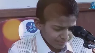 طفل لم يتجاوز 12 سنة يجهش بالبكاء عند تلاوته سورة النجم ما حالنا نحن شاهد الآن رعاك الله 