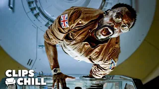 alien brutally breaks dr hughs hand life jake gyllenhaal ryan reynolds 