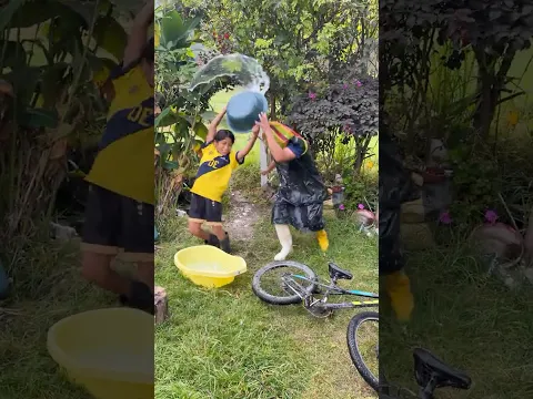 Se bañaba con FUNDAS para no sentir frío y su novia lo atrapó 😱💦  #humor #comedia