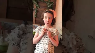 ילדה שרה את בתקווה באופראה 