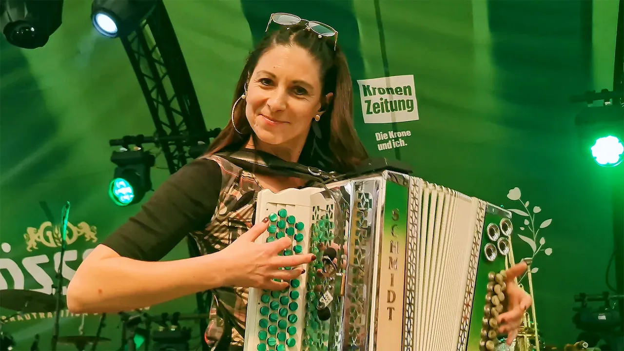 Claudia Hinker spielt Großglocknerblick von Slavko Avsenik auf ihrer Steirischen Harmonika Claudia Hinker spielt Großglocknerblick von Slavko Avsenik auf ihrer Steirischen Harmonika
