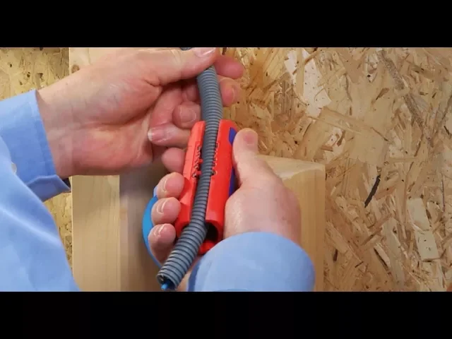 Tagliatubi corrugati e spelafili TwistCut, Ø13-32мм/0.2-4мм2, impugnatura blu-rossa 100mm, Knipex - K902202SB