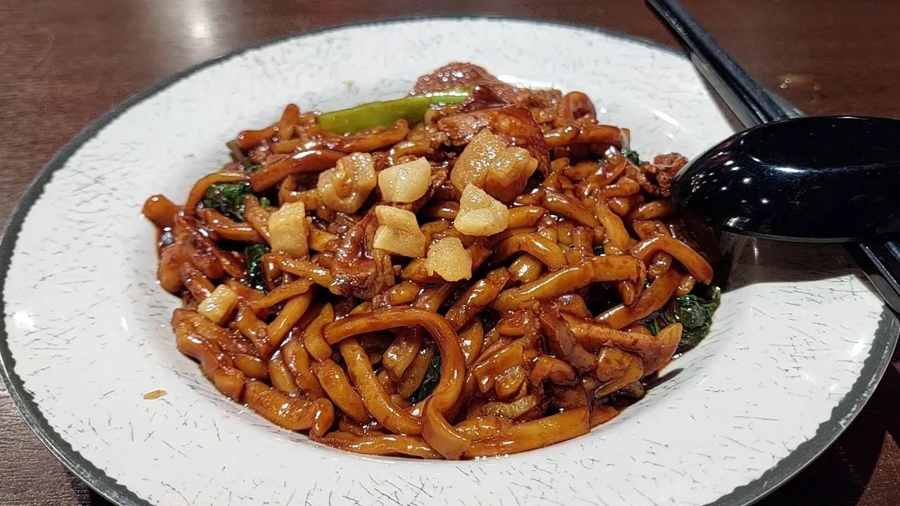 Trying Malaysian Hokkien Mee at Malaysia Food Street in Genting Highlands