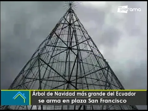 Árbol de Navidad más grande del Ecuador se arma en plaza San Francisco