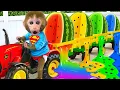 Download Lagu Bebé Mono BonBon va a cosechar fruta y come palomitas de colores en el cine - MONO BONBON ESP