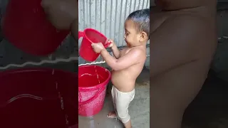 طفل يستحم بطريقة غريبة اثارة اكسبلور شغف 