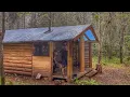 Download Lagu Wonen in een Siberisch bos in een traditionele blokhut en verse wilde paddenstoelen koken