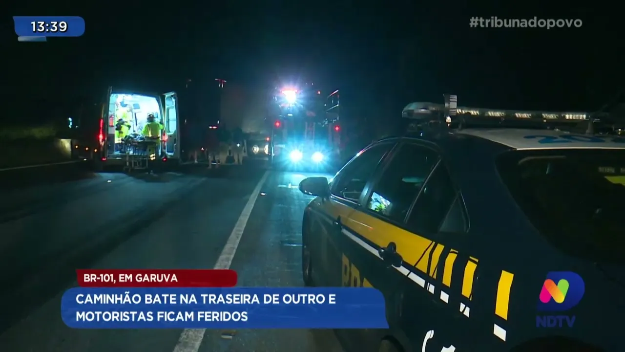 BR-101 em Garuva, caminhão bate na traseira de outro e motoristas ficam feridos