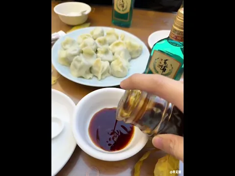 🍂 In a traditional Chinese courtyard, a plate of steaming hot dumplings!! ❤