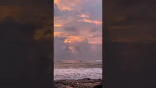 مشهد مونتاج بحر وغيوم مع غروب بصوت الامواج 