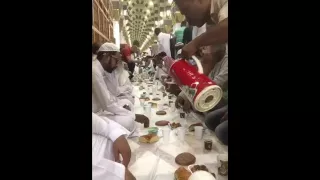 تغطية لحظة افطار الصائمين في المسجد النبوي الشريف لليوم ١٨  سناب الحرم دندنها